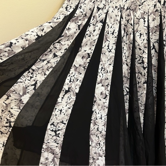 Tuckernuck Midnight Garden Dress Size 12 NWT Floral Pleated Sleeveless Midi - Picture 8 of 12